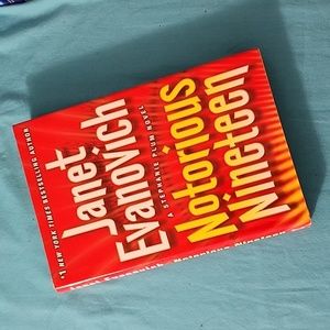 Janet Evanovich "Notorious Nineteen" Hardcover Novel